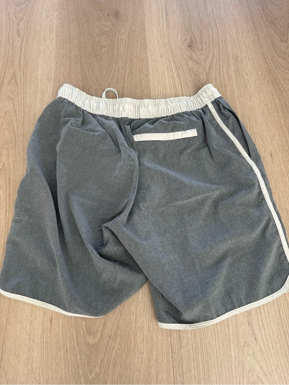 Vuori Banks Shorts Gray with Cream Trim
